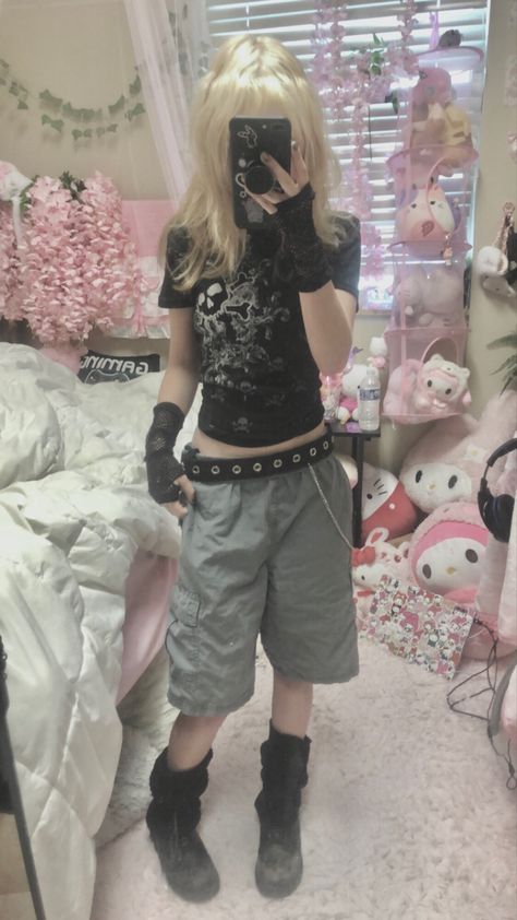 Cute Emo Style Outfits, Grundge Girl Fits, Y2k Outfit With Shorts, Emo Style Women, Emo Outfit With Shorts, Grunge Scene Outfits, Emo Jorts Outfit, Scene Punk Outfits, Alt Fit Ideas