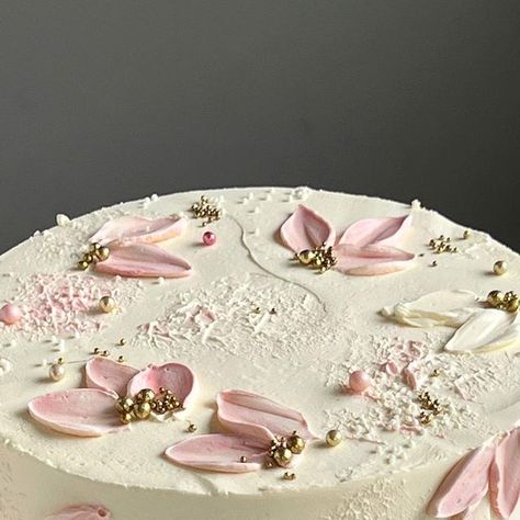 Roberta Oda on Instagram: "Rose petals 💕" Rose Petal Cake, Petal Cake, Pink Cake, April 26, Rose Petals, Cake Designs, Butter Cream, Pretty In Pink, Butter