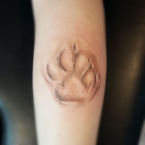 Beautifulll #tattoo                                                                                                                                                                                 More Tatoo Dog, Pawprint Tattoo, Dog Paw Tattoo, Tato Henna, Paw Tattoo, Geniale Tattoos, Memorial Tattoos, Dog Tattoo, Dog Tattoos