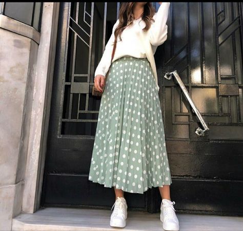 Green Polka Dot Skirt Outfit, Polka Dot Midi Skirt Outfit, Green Polka Dot Skirt, Polka Dot Skirt Outfit, Dot Skirt Outfit, Ootd Sweater, Polka Dot Midi Skirt, Midi Skirt Outfit, Hijab Outfits