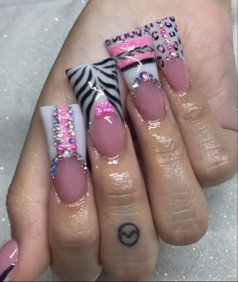 Trashy Y2k Nails Long, Clear Airbrush Nails, Mc Bling Nails, Trashy Y2k Duck Nails, Mcbling Trashy Y2k Nails, Mc Bling Aesthetic, Snooki Nails, Mc Bling Makeup, Mc Bling