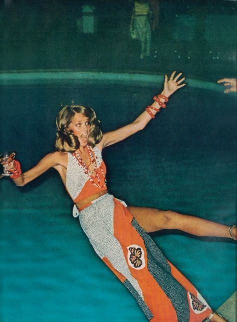 It's always a good time to jump into the pool with your clothes on! Brigitte Nielsen, 60s Aesthetic, 70’s Aesthetic, 70s Women, Lauren Hutton, 70s Inspired Fashion, 70s Aesthetic, Helmut Newton, 70’s Fashion