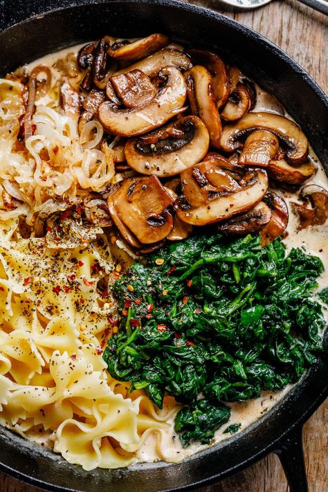 One-Pot Garlic Parmesan Pasta Recipe with Spinach and Mushrooms - #pasta #recipe #eatwell101 - This creamy parmesan spinach mushroom pasta skillet is the ultimate win for easy weeknight dinners! - #recipe by #eatwell101® Parmesan Spinach Mushroom Pasta Skillet, Spinach Mushroom Pasta, Garlic Parmesan Pasta, Spinach And Mushrooms, Pasta With Spinach, Dinners Recipes, Creamy Parmesan Sauce, Creamy Pasta Recipes, Creamy Parmesan