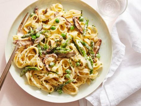 Spring Pasta, Fettuccine Alfredo Recipes, Alfredo Recipe, Fettuccine Alfredo, Alfredo Pasta, Spring Vegetables, Food Network, Weeknight Dinner, How To Cook Pasta