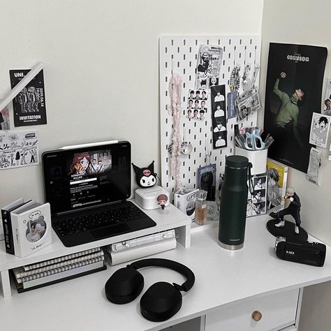 Black Desk Setup Aesthetic, Black And White Desk Setup, Black Desk Setup, Small Room Inspo, White Desk Setup, Desk Board, Black Desk Office, Future Bedroom Ideas, Desk Organisation