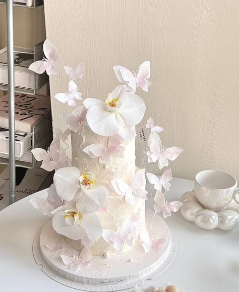 White Butterfly Theme Party, White Butterfly Cake, Xiaohongshu Aesthetic, Butterfly Tea Party, Nice Cakes, Butterfly Theme Party, Birthday 20, Tall Cake, Butterfly Birthday Cakes