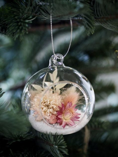 diy dried flower christmas bauble Dried Flower Christmas, Diy Christmas Tree Decorations, Bauble Ideas, Christmas Fireplace Garland, Natural Decorations, Boho Ideas, Christmas Staircase, Flower Christmas, Christmas Tree Decorations Diy