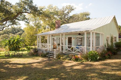 Get Ready to Fall In Love With the Home from Nicholas Sparks' New Movie The Choice Movie, Up Movie House, Hamptons Beach House, Beach Cottage Decor, Nicholas Sparks, Beach Cottage Style, Beach Bungalows, Cottage Design, The Choice