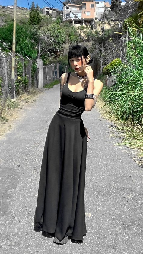 Gothic Vintage Fashion, Gothic Long Skirt Outfit, Long Black Skirt Goth Outfit, Black Dress Outfit Goth, Summertime Goth Outfits, Black Maxi Skirt Outfit Goth, Summer Goth Clothes, Summer Outfit Goth, Simple Goth Outfit Summer