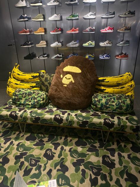 Hypebeast Astetic, Hypebeast Pictures, Bape Fit, Aesthetic Shelves, Bedroom Art Painting, Bape Store, Vintage Street Fashion, Soulja Boy, Motion Sickness