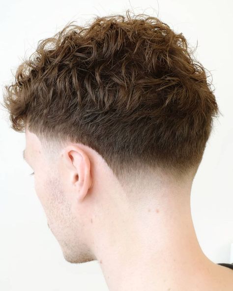 50+ Best Short Haircuts For Men (2021 Hairstyles) Men's and Women Hair, Haircuts, Fade Haircuts, short, medium, long, buzzed, side part, long top, short sides, hair style, hairstyle, haircut, hair color, slick back, men's hair trends, disconnected, undercut,#fade #women#boys #boy#taperfadehaircut#haircutmen#shortcurlyhair #hairstyles#hairstylesforkids #haircuts#tumblrhair #fade#wavyhairvideos #videoshair #popularmenshair #haircuts #newhaircuts #popularhaircuts #popularmenshaircuts#hairmens2021 Mis Fade, Fade Bajo, Best Short Haircuts For Men, Taper Fade Short Hair, 2022 Hairstyles, Men Fade Haircut Short, Popular Mens Haircuts, Stylish Mens Haircuts, Short Haircuts For Men