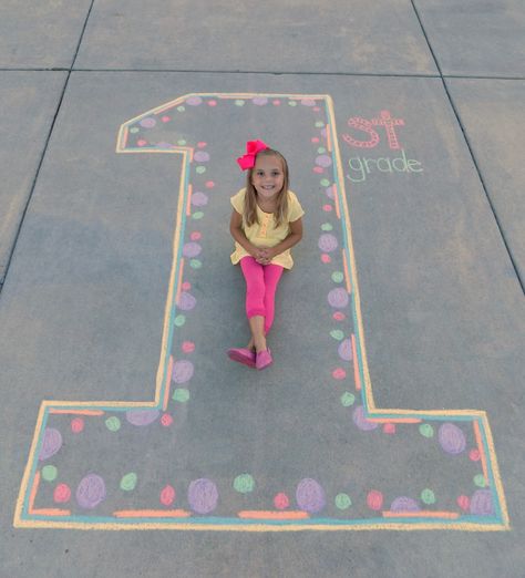 1st Grade back-to-school sidewalk chalk picture! Sidewalk Chalk Pictures, Sidewalk Chalk Ideas, Sidewalk Chalk Photos, 1st Day Of School Pictures, Chalk Pictures, Chalk Photos, Fun Chalk Art, First Day Of School Pictures, Photo Bb