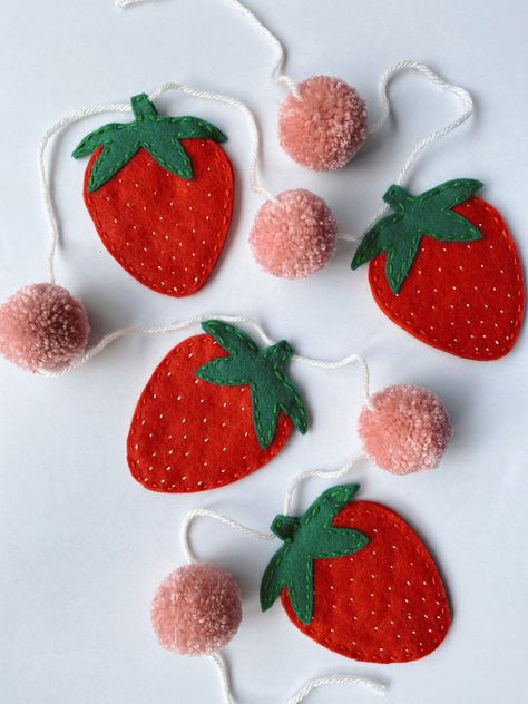 Felt Strawberry Garland with Pompoms Seasonal Felt Garland, Cute Garland For Bedroom, Strawberry Garland Diy, Felt Strawberry Pattern, Crafts With Felt Sheets, Spring Felt Garland, Felt Bunting Diy, Summer Felt Garland, Felt Fabric Crafts Ideas