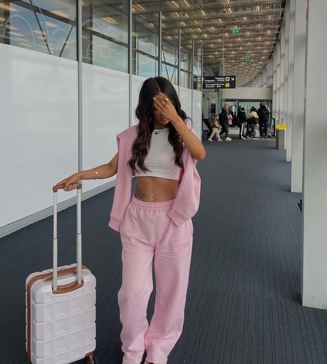 Airport Outfit Pink, Pink Airport Outfit, Airport Aesthetics, Airport Fit, Airport Aesthetic, Airport Outfits, Airport Fits, Photos Aesthetic, Travel Diaries