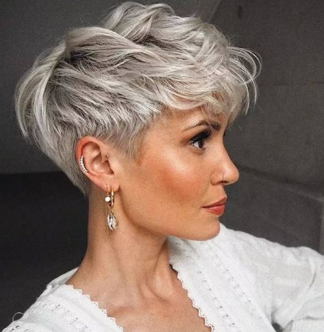 Bekijk Hier 12 Korte Kapsels Waar Je Simpelweg Gewoon Blij Van Wordt! Short White Hair, Longer Pixie Haircut, Short Silver Hair, Short Grey Hair, Edgy Short Hair, Short Pixie Haircuts, Short Blonde, Short Hair Haircuts, Girl Short Hair