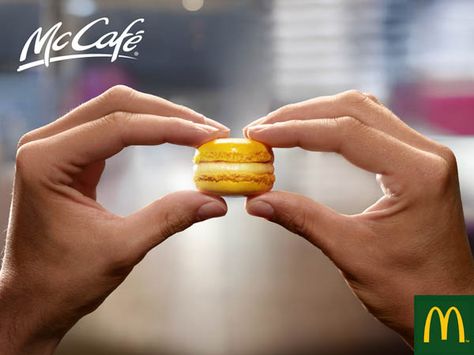 McDonad's ad for French Macarons that are sold in McCafes in France Kue Macaroon, Photowall Ideas, French Macaroons, Mini Burgers, Creative Advertising Campaign, Minimalist Prints, Ads Creative, Creative Advertising, Macaroons