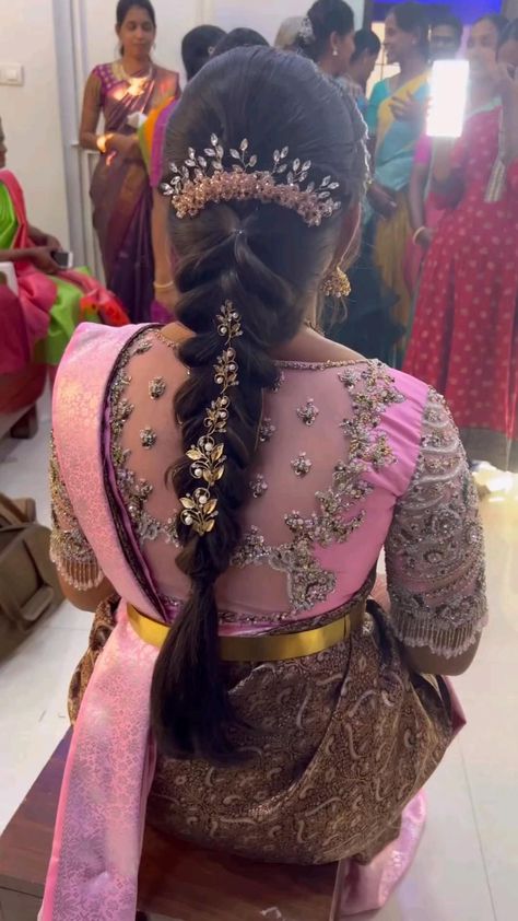 Flower Garden Glam: Exquisite Bun Hairstyles Inspired by Blooms Traditional Hairstyle For Saree, Simple Hairstyle For Saree, Hairstyle For Saree, Simple Bridal Hairstyle, South Indian Wedding Hairstyles, Reception Hairstyles, Hair Ornaments Wedding, Bridal Hairstyle Indian Wedding, Hair Style On Saree