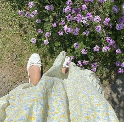 Sophie Hatter, Photography Spring, Castle Aesthetic, Howl's Moving Castle, Disney Princess Dresses, Mood And Tone, Flower Therapy, Korean Aesthetic, Cottagecore Aesthetic