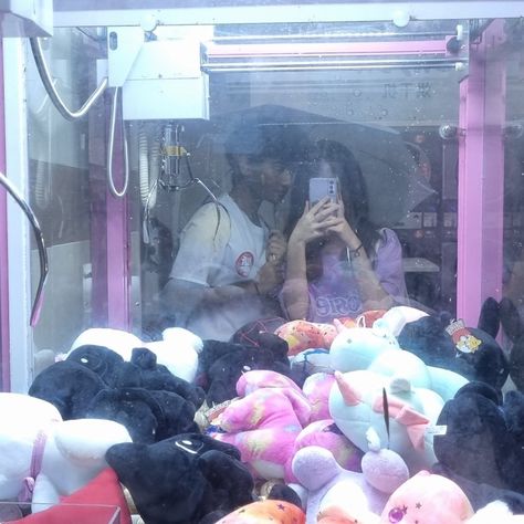 Claw Machine Art, Machine Art, Machine Photo, Claw Machine, Pretty Photos, Life Photo, Drawing Poses, Photo Reference, Art Reference Poses