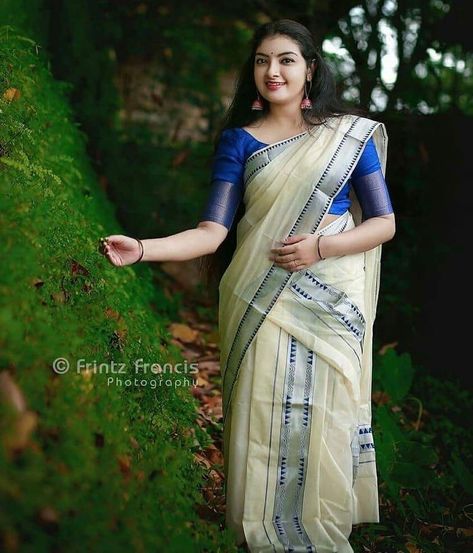 Setum Mundum Blouse, Mundu Saree Kerala, Blouse Design For Set Mund, Set Mundu Hairstyles, Setmundu Blouse Designs, Blue Set Mundu Kerala, Setum Mundum Kerala, Setmundu Design, Set Mundu Kerala Bride