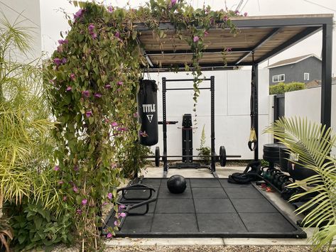 Workout Patio, Diy Outdoor Workout Area, Outside Home Gym, Pergola Gym, Backyard Workout Area, Outdoor Gym Ideas Backyards, Patio Gym Ideas, Backyard Exercise, Outdoor Workout Area