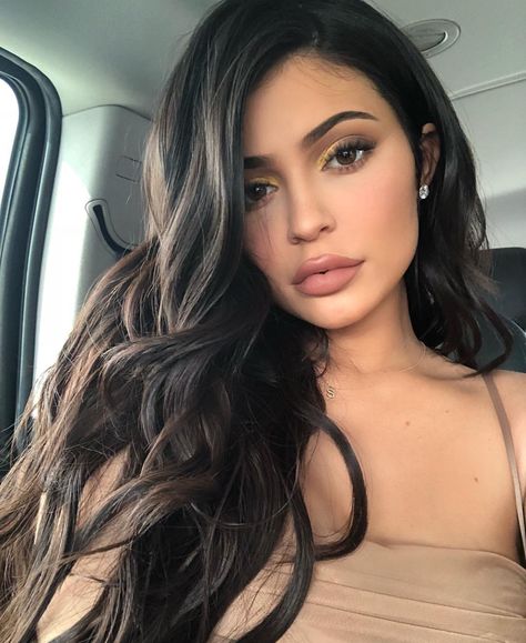 Kylie Jenner selfie | #kyliejenner Eye Makeup Kylie Jenner, Moda Kylie Jenner, Maquillaje Kylie Jenner, Maquillage Kylie Jenner, Stile Kylie Jenner, Looks Kylie Jenner, Dark Brunette Hair, Eyeliner Tips, Jenner Makeup