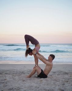 1cecc7a77928ca8133fa24680a88d2f9 Yoga Inspiration Poses, Hand Yoga, Couple Yoga, Top Yoga Poses, Yoga Inspiration Photos, Couples Yoga Poses, Acro Yoga Poses, Yoga Friends, Partner Yoga Poses