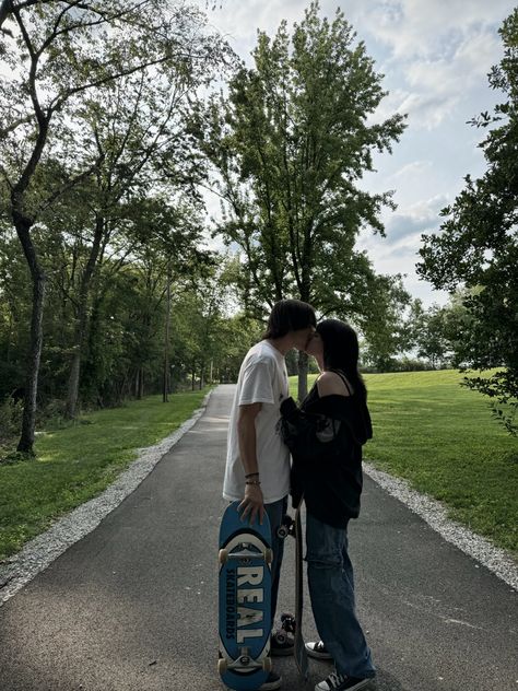 #skater #couple #skateboard #aesthetic #idea #relationship #boyfriend #girlfriend #goth #grunge #emo Skater Boyfriend Aesthetic, Grunge Boyfriend Aesthetic, Skater Couple Aesthetic, Skate Couple, Grunge Couple Aesthetic, Couple Graffiti, Skateboarding Couples, Skater Boyfriend, Campus Drivers