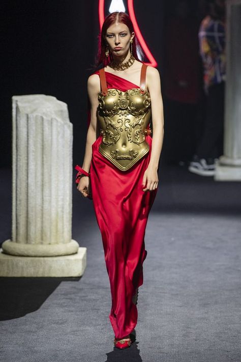 Moschino Pre-Fall 2019 Collection It's All About Ancient Rome Ancient Greece Fashion Inspiration, Ancient Greece Inspired Fashion, Armor Inspired Dress, Ancient Greece Aesthetic Dress, Ancient Greek Inspired Fashion, Roman Inspired Fashion, Ancient Rome Fashion, Greek Inspired Fashion, Ancient Greece Fashion