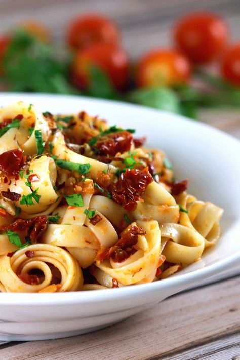 Quick and Easy Sundried Tomatoes and Garlic Pasta - This pasta recipe is PERFECT for mid-week lazy days and tastes spectacular!! And learn how to make delicious sundried tomatoes yourself while you're at it! YUM!! | ScrambledChefs.com Perfect Banana Bread, Sundried Tomato Pasta, Resep Pasta, Mongolian Beef Recipes, Sundried Tomatoes, Sundried Tomato, Garlic Pasta, Spicy Beef, Minced Meat