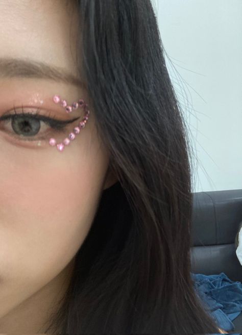 Dosie on bubble Makeup Concert, Purple Kiss Dosie, Dosie Purple Kiss, Diamond Makeup, Gem Makeup, Concert Makeup, Cute Eye Makeup, Korean Eye Makeup, Inspiration Tattoos