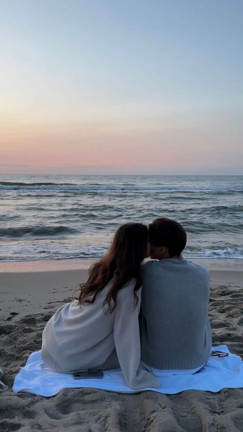 Couple In Beach, Photo With Boyfriend, Love Story Ideas, Brown Couple, Pic Couple, Fake Pic, Beach Couple, Beach Date, 사진 촬영 포즈