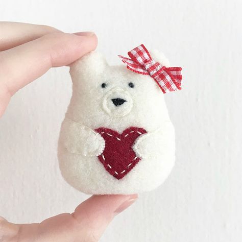 These Sweet Ornaments Can Be Used Many Ways - Quilting Digest Felt Crafts Christmas Sewing Machines, Valentines Bricolage, Felt Ornaments Patterns, Felt Crafts Christmas, Felt Crafts Diy, Felt Ornament, Bear Valentines, Diy Valentine, Ornament Pattern