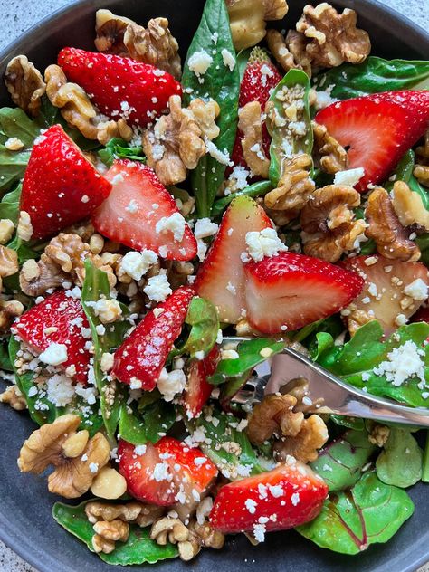 Strawberry Nut Salad, Strawberry Walnut Salad Recipe, Strawberry Balsamic Salad, Bridal Shower Salad Ideas, Arugula Strawberry Salad, Balsamic Salad Recipes, Salad Walnut, Strawberry Arugula Salad, Candied Walnuts For Salad