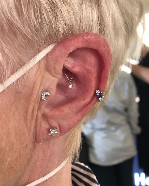 Floating Helix Piercing, Hidden Helix Piercing, Piercing Stack, Bougie Girl, Piercings Ideas, Multiple Ear Piercing, Cool Ear Piercings, Maria Tash, Cool Piercings