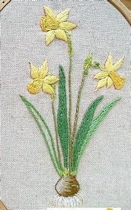 Daffodil Embroidery Simple, Daffodil Embroidery, Áo Blu, Bordados Tambour, Pola Sulam, Hand Embroidery Flowers, Brazilian Embroidery, Embroidery Flowers Pattern, Creative Embroidery