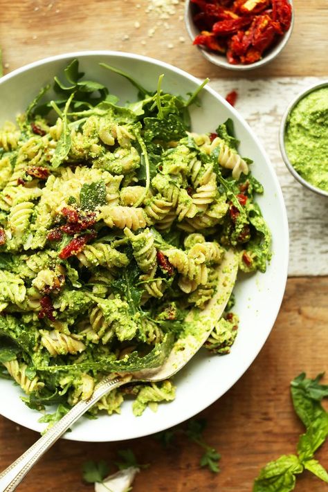 Amazing, 30-minute pea pesto pasta that's vegan, gluten free, and tossed with arugula and sun-dried tomatoes. Pea Pesto Pasta, High Protein Pasta Recipes, Protein Pasta Recipes, High Protein Pasta, Spinach Avocado, Pea Pesto, Pastas Recipes, Pasta Al Pesto, Vegetarian Pasta Recipes