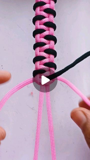 Silky Cord Bracelet Diy, Easy Knotted Bracelet, How To Make Friendship Band, Friendship Band Ideas, Friendship Bracelet Tutorial Easy, Cool String Bracelets, 6 String Bracelet Patterns, Friendship Bands Diy, Easy Paracord Bracelets