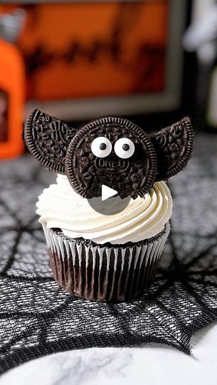 Bat Cupcakes Halloween, Bat Cake, Bat Cupcakes, Cupcake Sprinkles, Entertaining Menu, Halloween Appetizers, Halloween Bat, Cupcake Ideas, Halloween Cupcakes