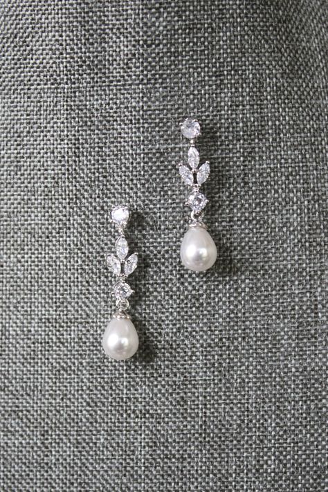 Luxury Pearl Earrings For Wedding, Luxury Wedding Pearl Earrings, Luxury Minimalist Wedding Jewelry, Luxury Classic Engagement Earrings, Wedding Earrings 2022, Luxury Minimalist Wedding Earrings, Luxury Classic Wedding Earrings, Luxury Minimalist Engagement Earrings, Simple Wedding Jewelry Earrings