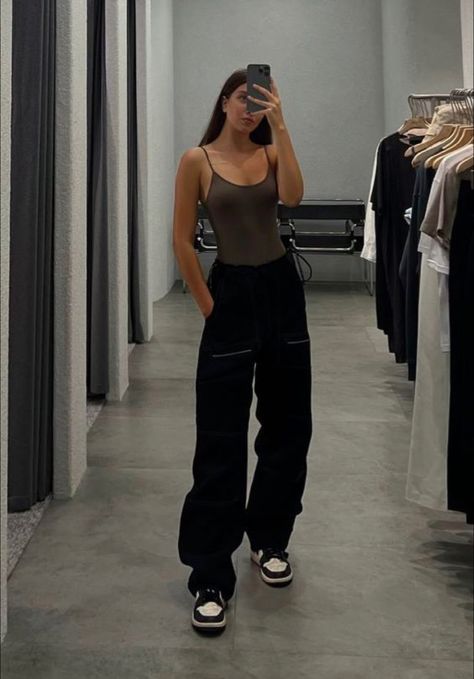 Black Cargos Aesthetic, Cargo Neri Outfit, Fall Black Cargo Bottoms, Black Cargos Fits, Styling Black Cargo Pants, Ootd Cargo Pants, Black Cargos Girl Outfits, Black Cargo-style Grunge Bottoms, Cargo Sweatpants Outfit