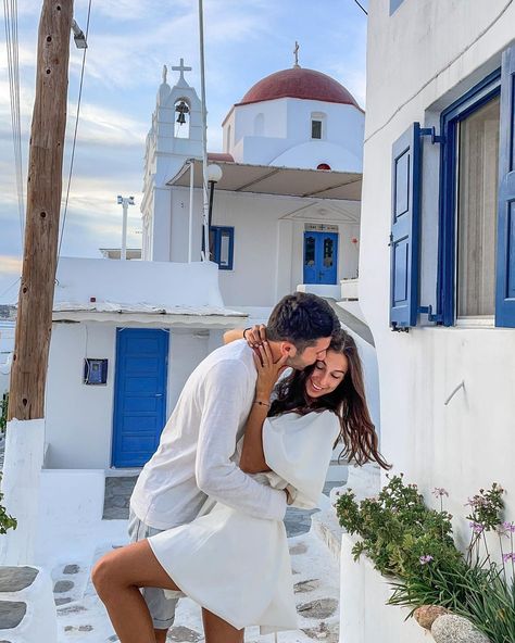 Cruise Couple Photos, Cruise Outfits For Couples, Santorini Couple Pictures, Mykonos Pictures, Greece Couple Pictures, Mykonos Photo Ideas, Mykonos Couple, Couple Foto, Cruise Photography