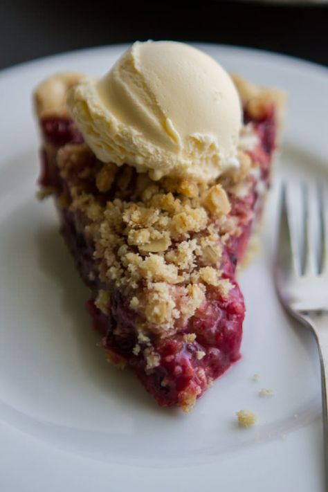 Mixed Berry Streusel Pie: Good! Try cooking on bottom rack at 405 to get the bottom nice and cooked. Berry Streusel, Streusel Pie, Mixed Berry Pie, Perfect Chocolate Chip Cookies, Berry Pie, Pumpkin Pie Recipes, Homemade Pie, Homemade Pumpkin, Pie Dessert