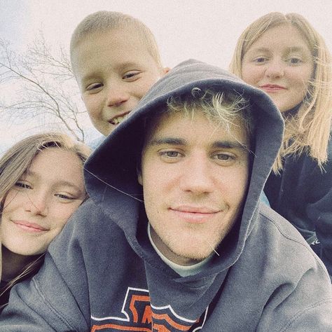 Justin Beiber Hair, Justin Beiber Tattoo, Jaxon Bieber, Justin Bieber Family, Celebrity Siblings, Lonely Girl, Justin Bieber Pictures, Justin Beiber, Twin Mom