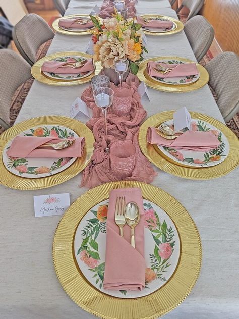 Gold Plate Chargers, Tropical Dinner, Pink Table Runner, Tablescape Design, Event Decor Ideas, Party Decorations Table, Babby Shower, Gold Charger Plate, Candles Flowers