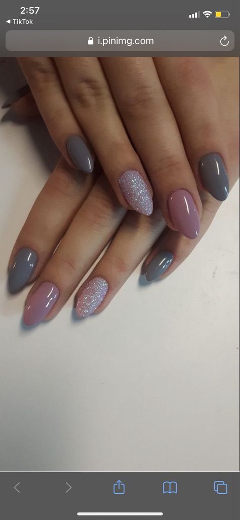 Short Almond Shaped Nails, Almond Shaped Nails Designs, Grey Nail Designs, Nagellack Trends, Pink Gel Nails, Glitter Gel Nails, Almond Shape Nails, Gray Nails, Almond Nails Designs