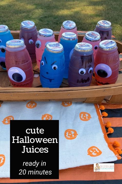 Halloween Party Ideas School For Kids, Halloween Food For Classroom Party, Halloween Drinks For School Party, Halloween Drink For School Party, Halloween Party Food For School, Halloween Daycare Party Ideas, Halloween Juice Bottles, Hug Juice Halloween, Hugs Halloween Drinks