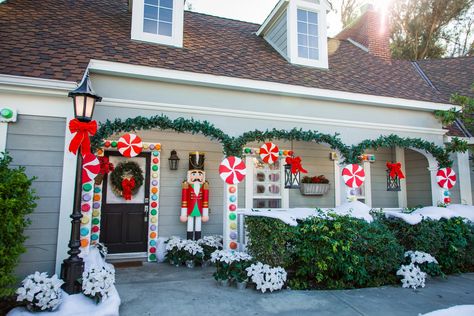 DIY GINGERBREADING YOUR HOUSE - Paige Hemmis is making your house extra-festive this holiday season. Gingerbread House Porch, House Porch Ideas, Christmas Mantles, Gingerbread House Candy, Gingerbread Theme, House Porch, Outside Christmas Decorations, Gingerbread Diy, Front Door Christmas Decorations