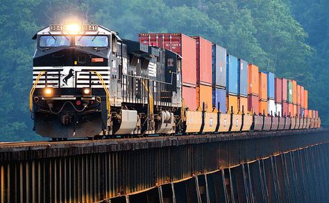 Intermodal stack train by Norfolk Southern, via Flickr Toy Trains Set, Southern Railways, Freight Forwarder, Norfolk Southern, Train Art, Train Pictures, Train Engines, Diesel Locomotive, All Aboard