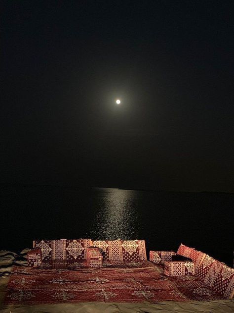 Arabian Night, Wallpaper Landscape, Iphone Wallpaper Landscape, Arab Culture, Moon Photography, Arabian Nights, Photography Wallpaper, Night Aesthetic, Pretty Places